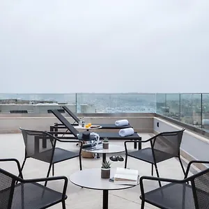 Hotel One One Two